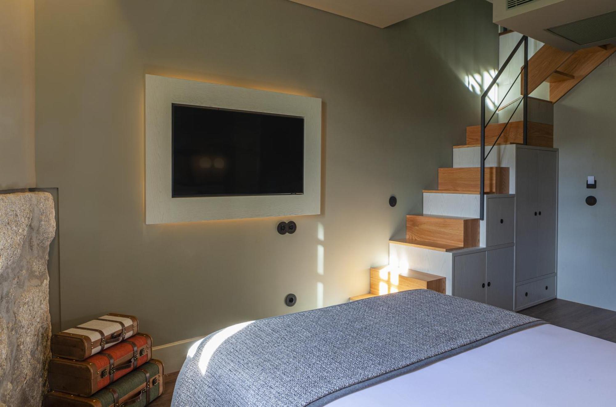 Hotel Timbre Virtudes OOporto Exterior foto A television mounted on a wall