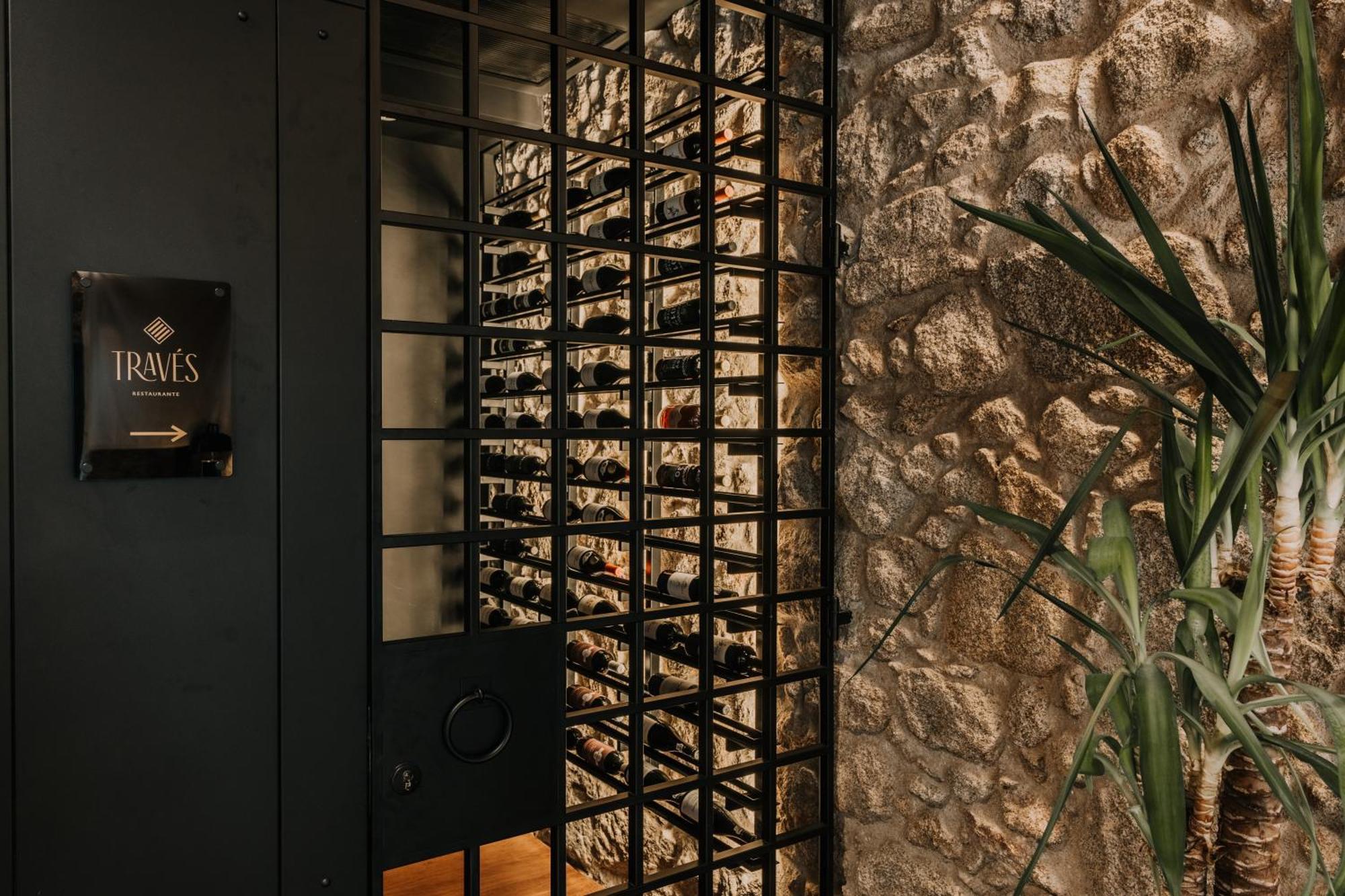 Hotel Timbre Virtudes OOporto Exterior foto Wine rack at the entrance of the hotel